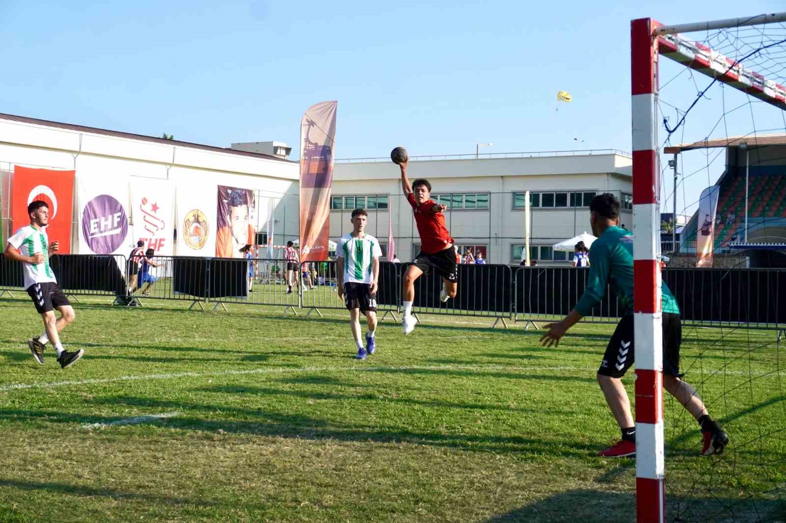 ALANYA’DA 2 BİN KİŞİLİK HENTBOL ŞÖLENİ BAŞLADI