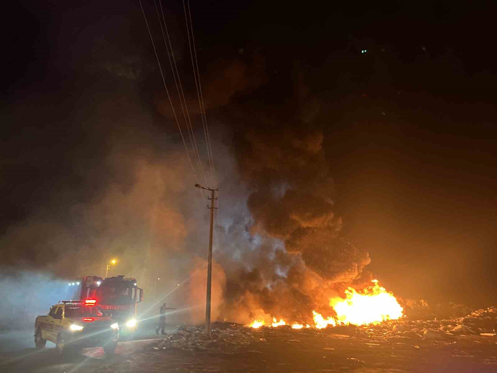 TEKİRDAĞ’DA ATIK DÖKÜM ALANINDA YANGIN: ALEVLER GECEYİ AYDINLATTI