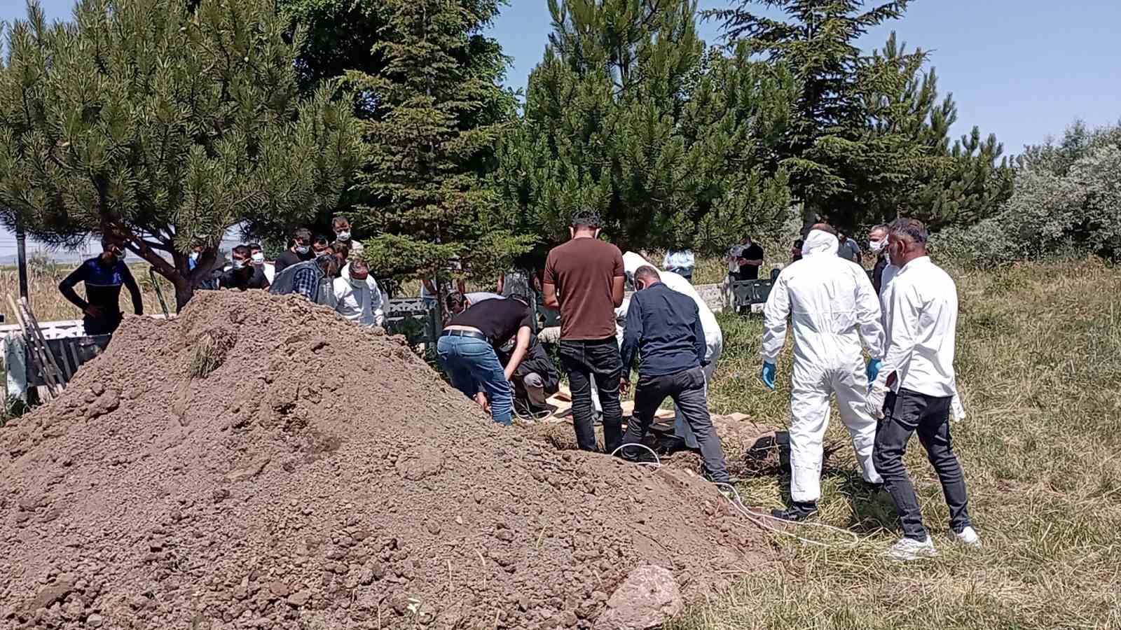 KENE TUTUNMASI SONUCU ÖLEN DURSUN ALMAMIŞ, KKKA TEDBİRLERİ ALINARAK DEFNEDİLDİ