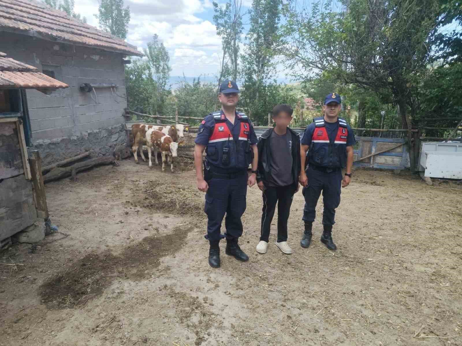 HAYVANLARINI KAYBEDEN ÇİFTÇİNİN YARDIMINA JANDARMA EKİPLERİ KOŞTU