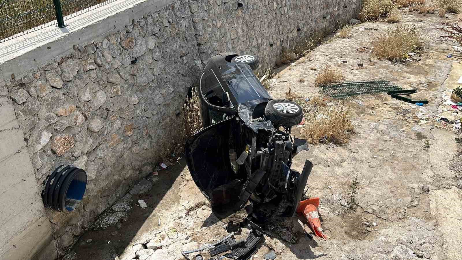 ÇORUM’DA OTOMOBİL DEREYE UÇTU: 2 YARALI