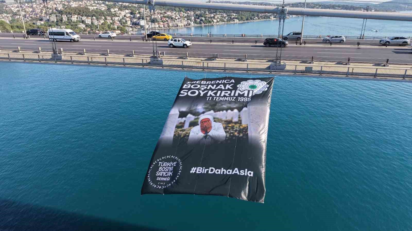 SREBRENİTSA SOYKIRIMININ 31. YIL DÖNÜMÜNDE İSTANBUL BOĞAZ KÖPRÜLERİNE PANKARTLAR ASILDI