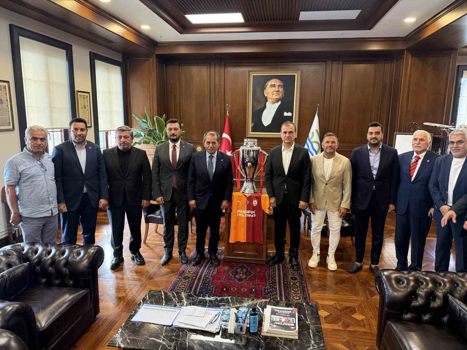 BAŞKAN DURSUN ÖZBEK, BÜYÜKÇEKMECE’DE ŞAMPİYONLAR ANITI’NA GALATASARAY BAYRAĞINI ÇEKTİ