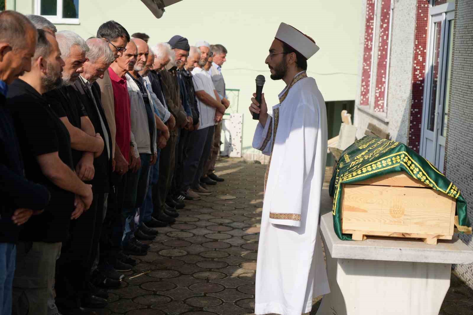 ANNESİYLE BİRLİKTE SİLAHLI SALDIRIDA ÖLEN 4 YAŞINDAKİ ÖYKÜ NAZ TOPRAĞA VERİLDİ