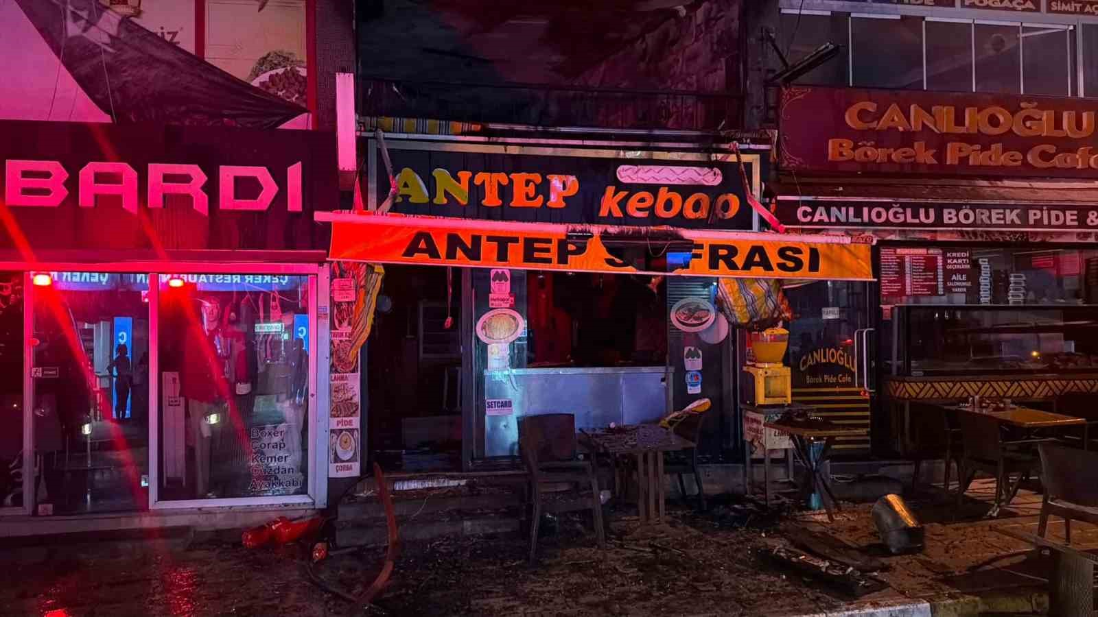 KÜÇÜKÇEKMECE’DE RESTORANIN BACASINDA ÇIKAN YANGIN 5 KATLI BİNAYA SIÇRADI