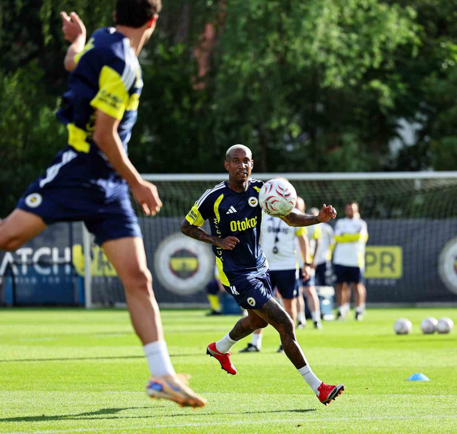 FENERBAHÇE, GÜNÜ İKİ ANTRENMANLA TAMAMLADI