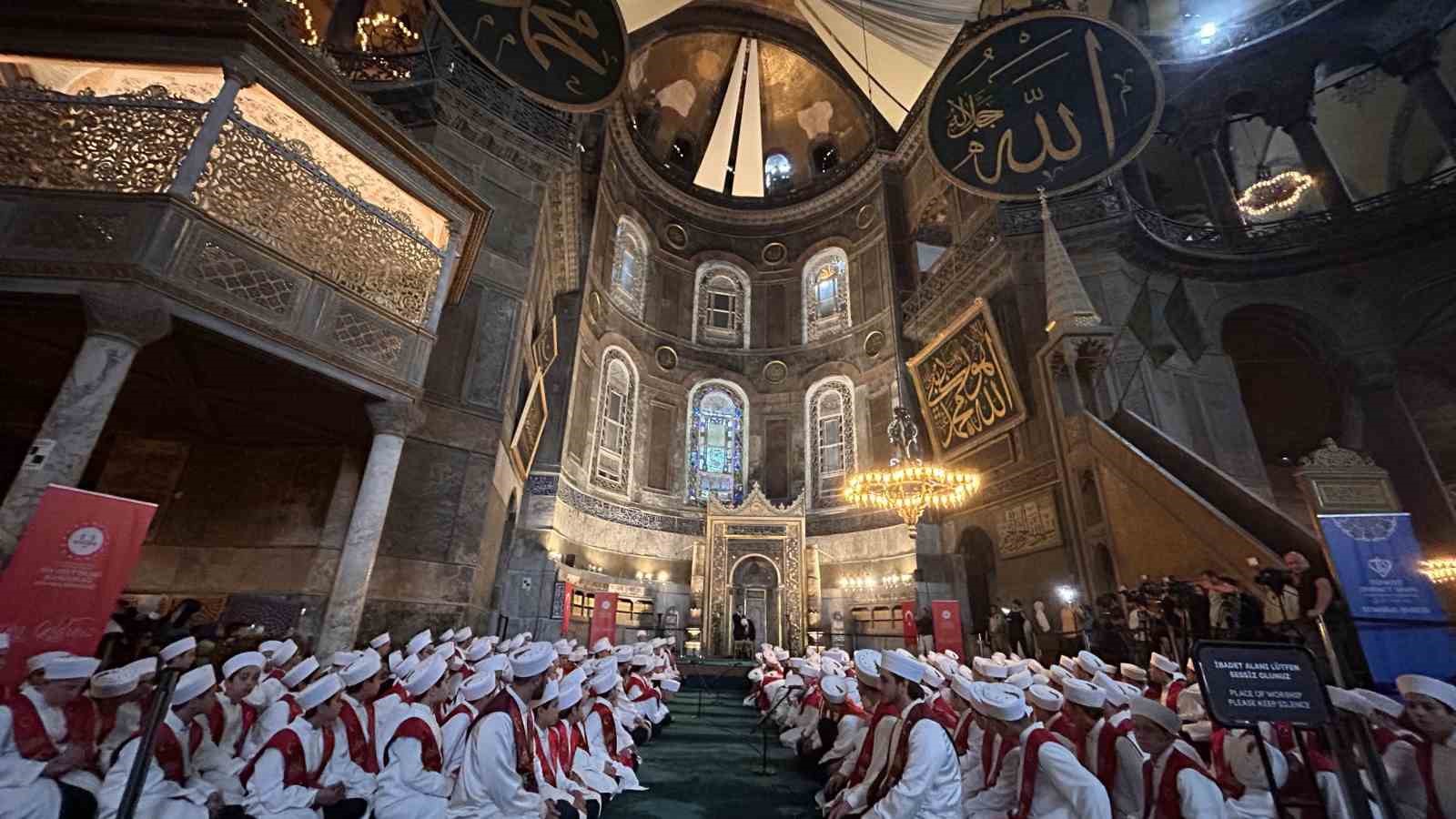 AYASOFYA CAMİİ’NDE 15 TEMMUZ ŞEHİTLERİ İÇİN 253 HAFIZ TARAFINDAN HATİM DUASI OKUNDU