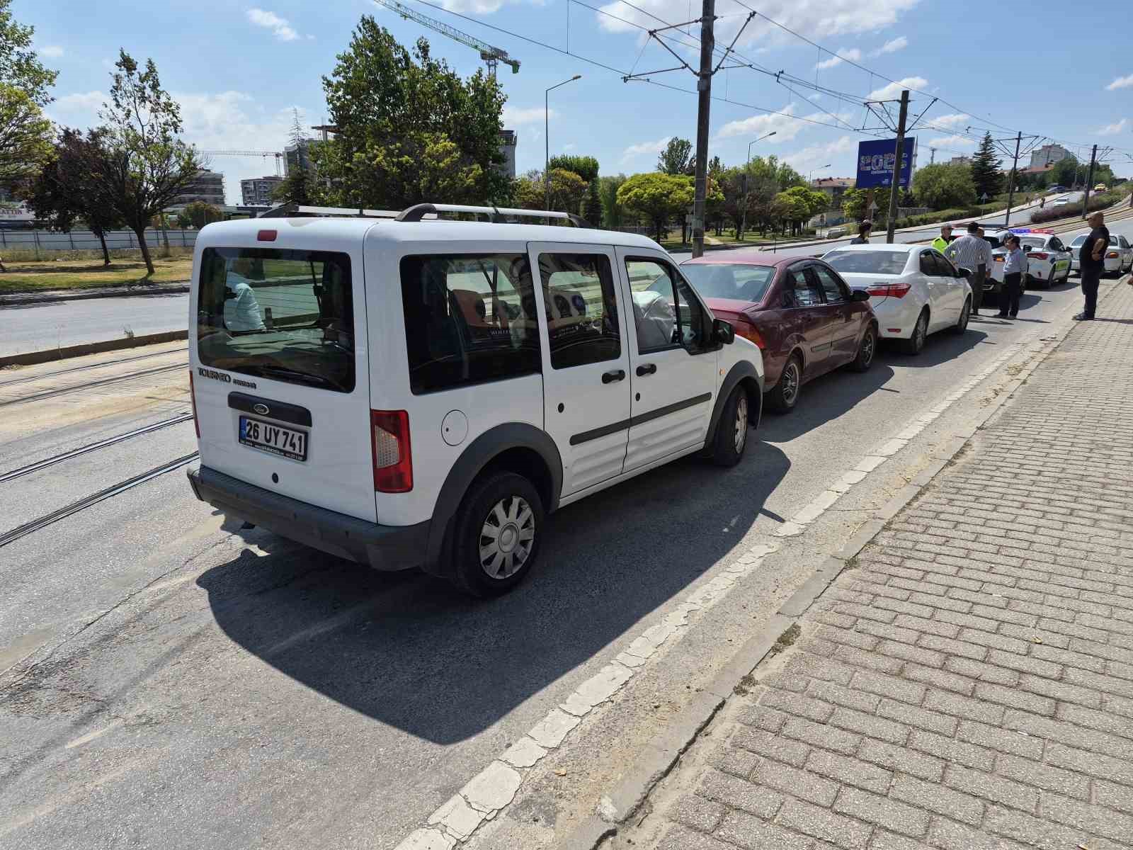 ESKİŞEHİR’DE 3 ARACIN KARIŞTIĞI ZİNCİRLEME TRAFİK KAZASI UCUZ ATLATILDI