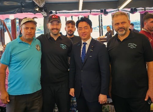 JAPONYA SAVUNMA BAKAN KOİZUMİ EMİNÖNÜ’NDE BALIK EKMEK YEDİ