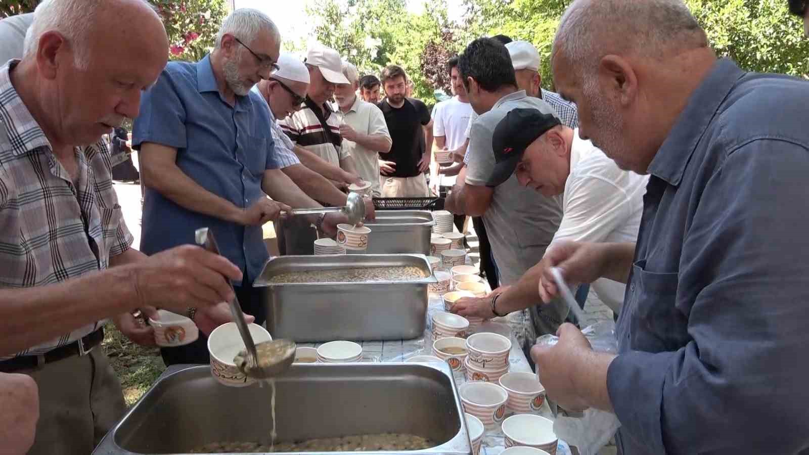 KİREMİTÇİ SİNANBEY CAMİ’DE BİN 500 KİŞİLİK AŞURE İKRAMI