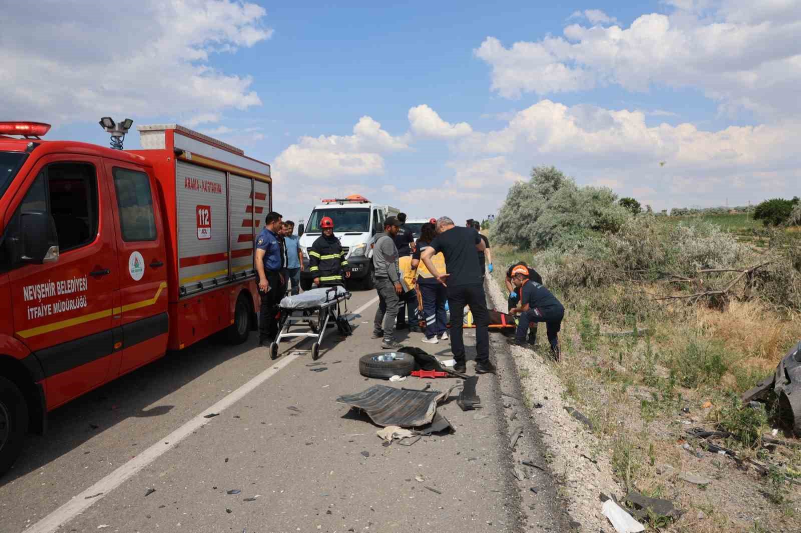 OTOMOBİLİN KAĞIT GİBİ SAVRULDUĞU KAZADA 4 KİŞİ YARALANDI