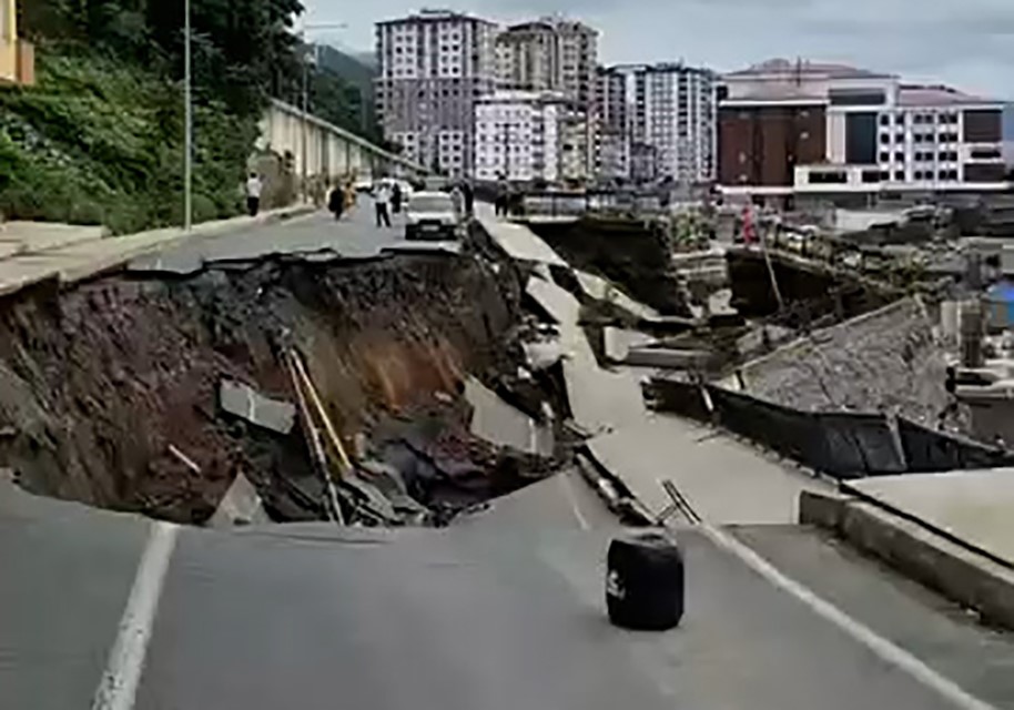 RİZE’DE YOL ÇÖKTÜ, 2 BİNA TEDBİR AMAÇLI TAHLİYE EDİLDİ
