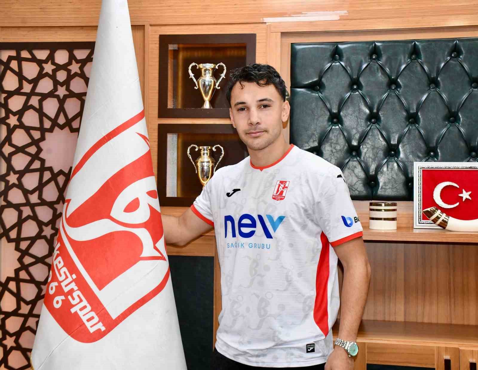 BALIKESİRSPOR İÇ TRANSFERDE 3 OYUNCUYLA SÖZLEŞME İMZALADI