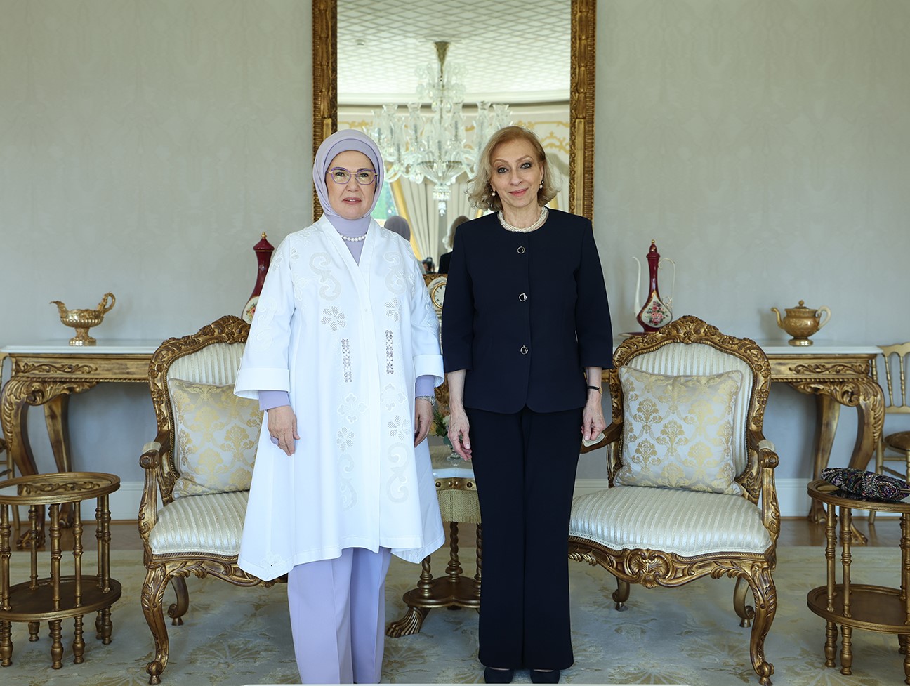 EMİNE ERDOĞAN, LÜBNAN BAŞBAKANI’NIN EŞİ SAHAR SELAM İLE GÖRÜŞTÜ