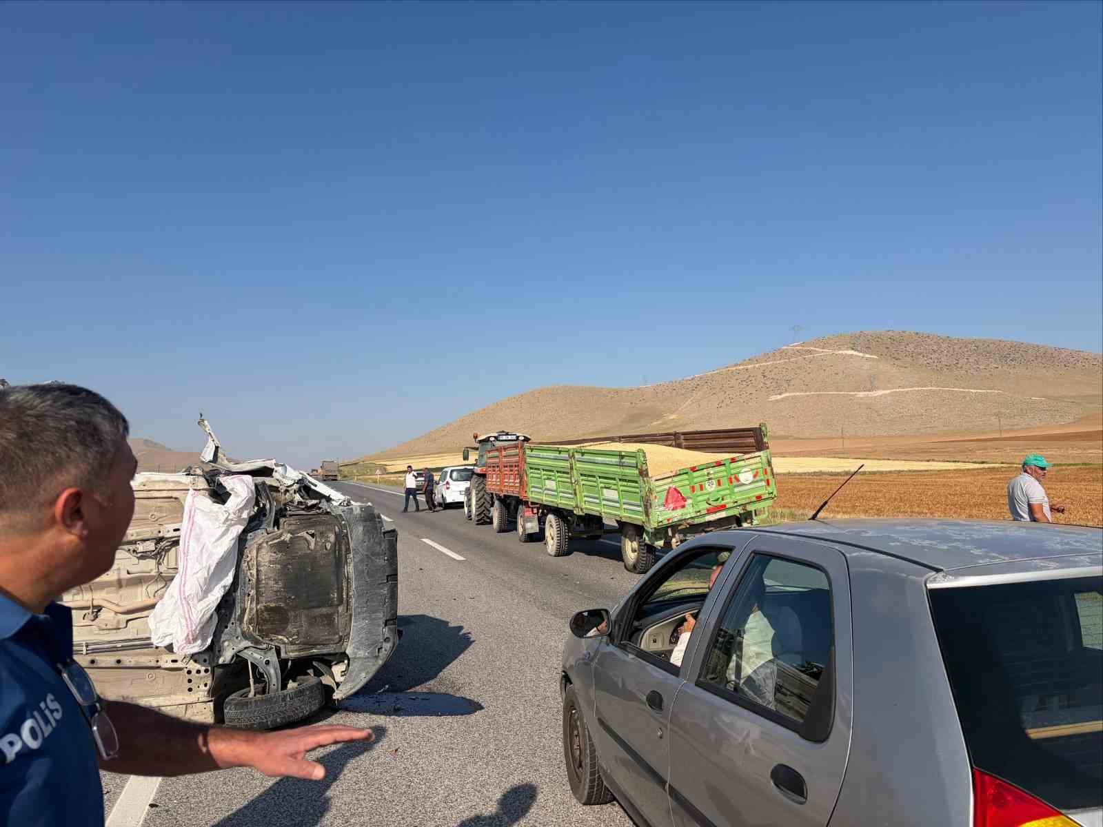 KARAMAN’DA TRAKTÖRÜN RÖMORKUNA ÇARPAN OTOMOBİL DEVRİLDİ: 1 YARALI