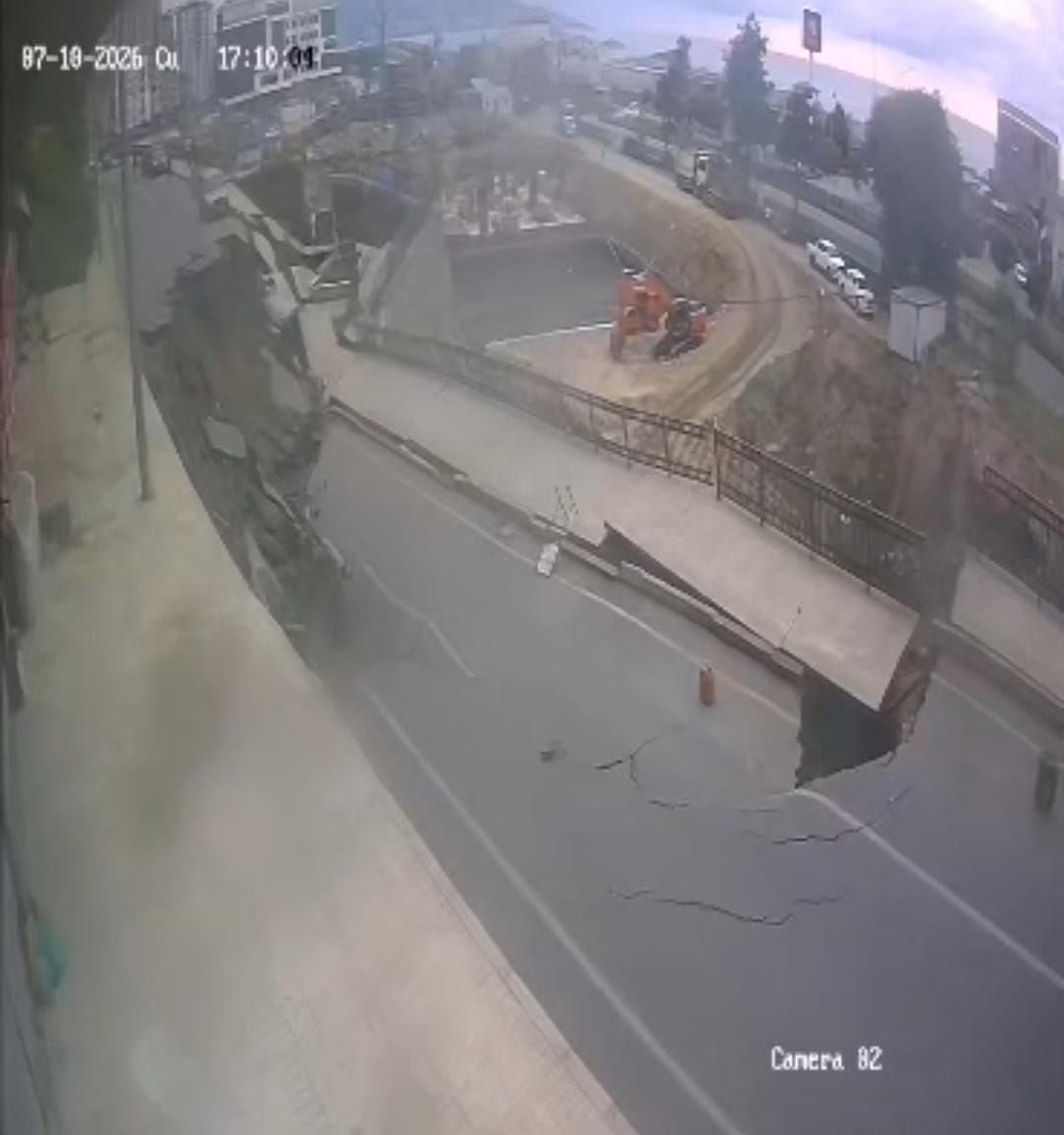 RİZE’DE YOLUN ÇÖKME ANI GÜVENLİK KAMERASINA YANSIDI