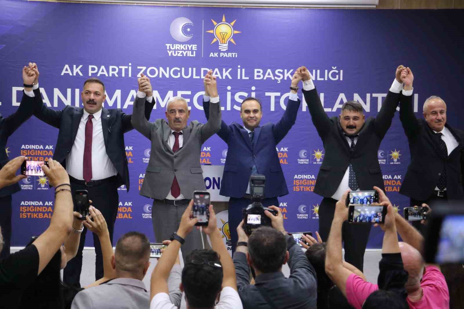 CHP’DEN İSTİFA EDEN İKİ MECLİS ÜYESİ AK PARTİ’YE GEÇTİ, ROZETLERİ BAKAN KACIR TAKTI