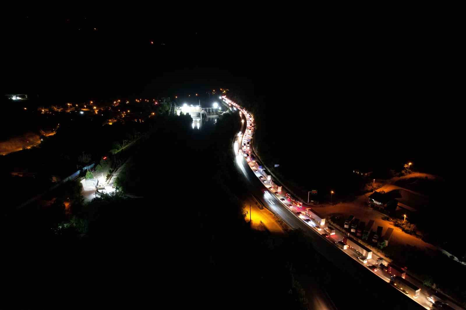 YOL ÇALIŞMASI VE TRAFİK KAZASI BİRLEŞİNCE SAKARYA D-650 KARAYOLUNDA TRAFİK KİLİTLEDİ