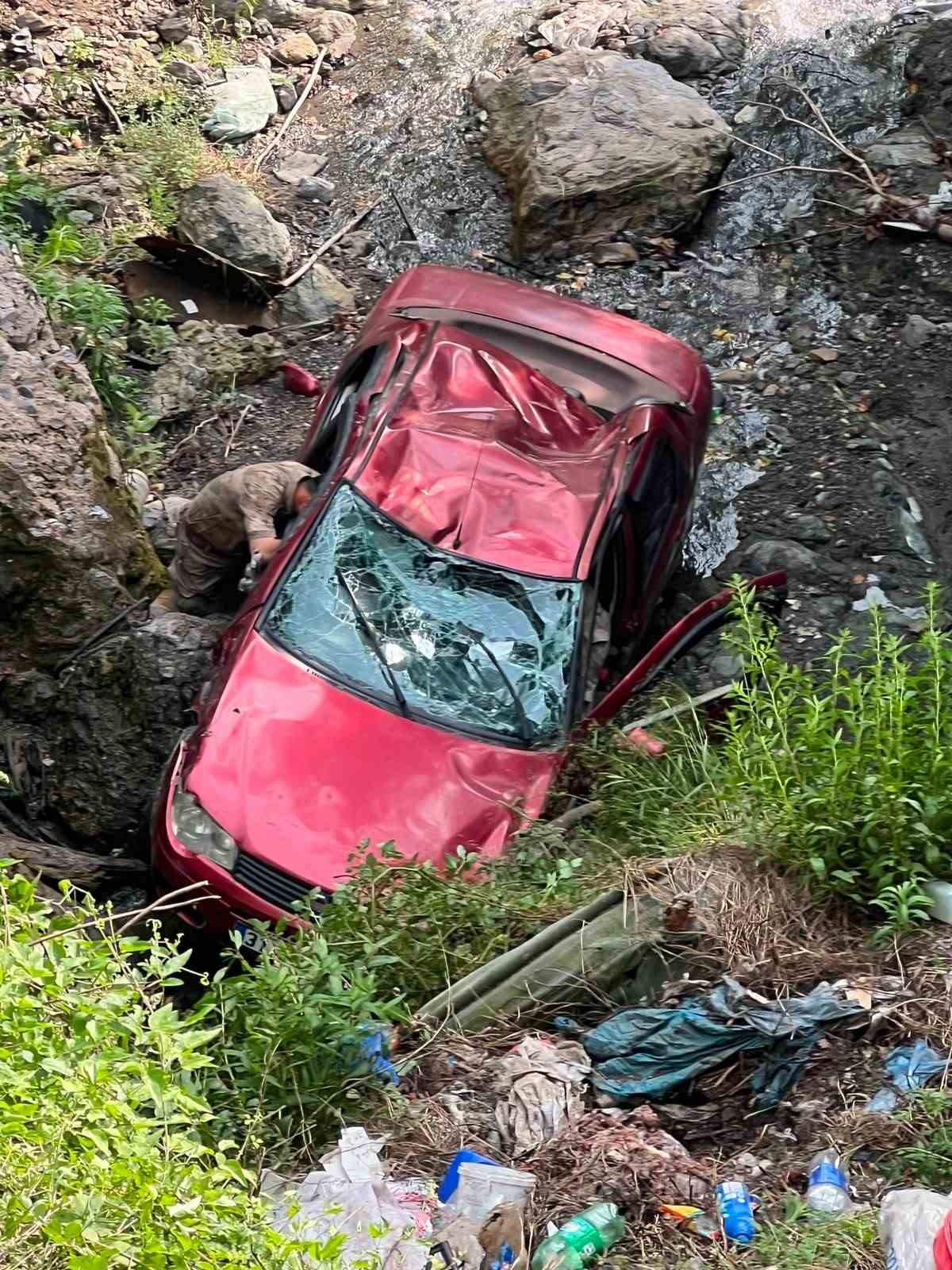 PAYAS’TA UÇURUMDAN YUVARLANAN OTOMOBİLİN SÜRÜCÜSÜ YUVARLANDI