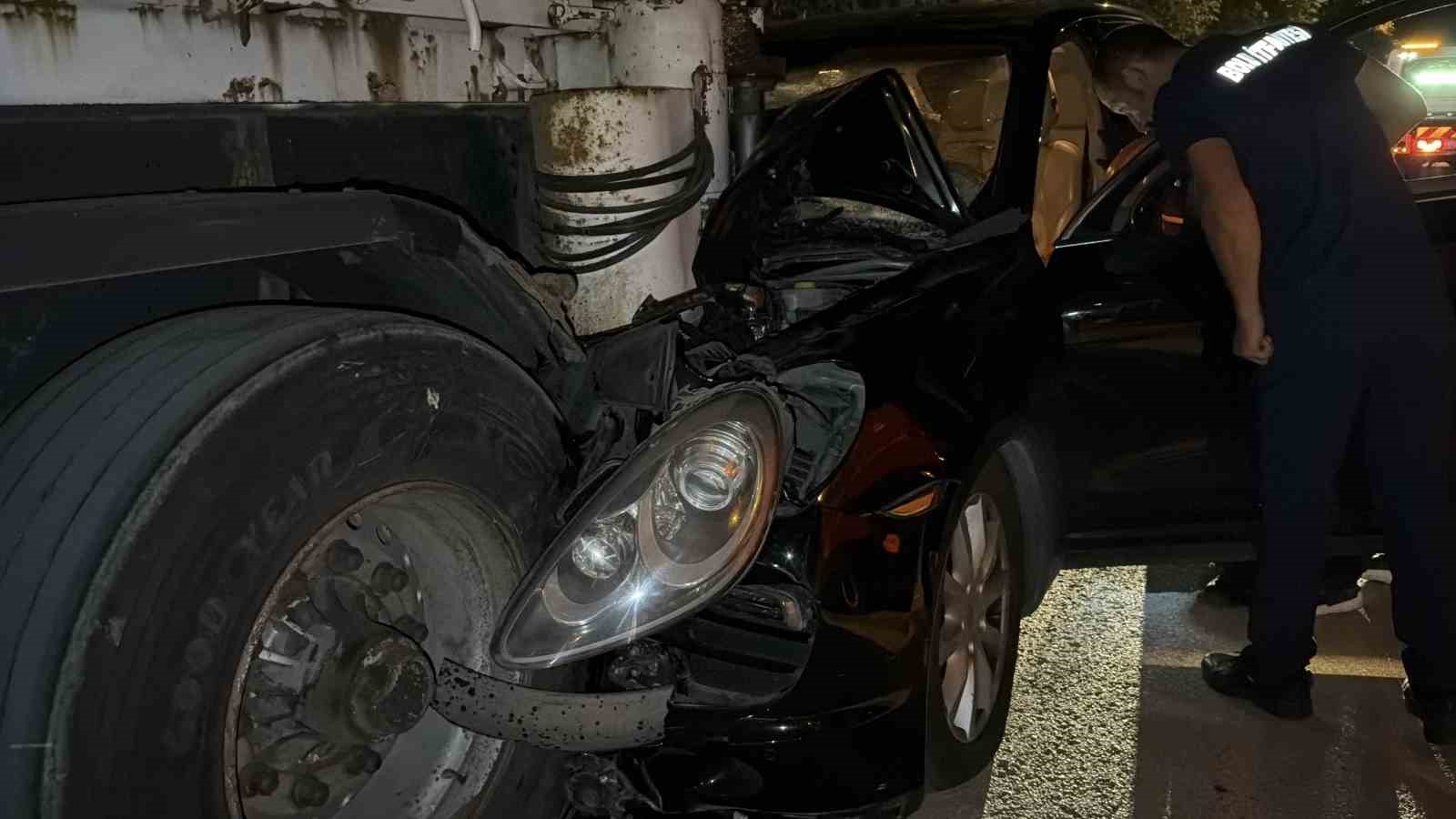 BOLU’DA LÜKS SUV PARK HALİNDEKİ TIRA ÇARPTI: 1 YARALI