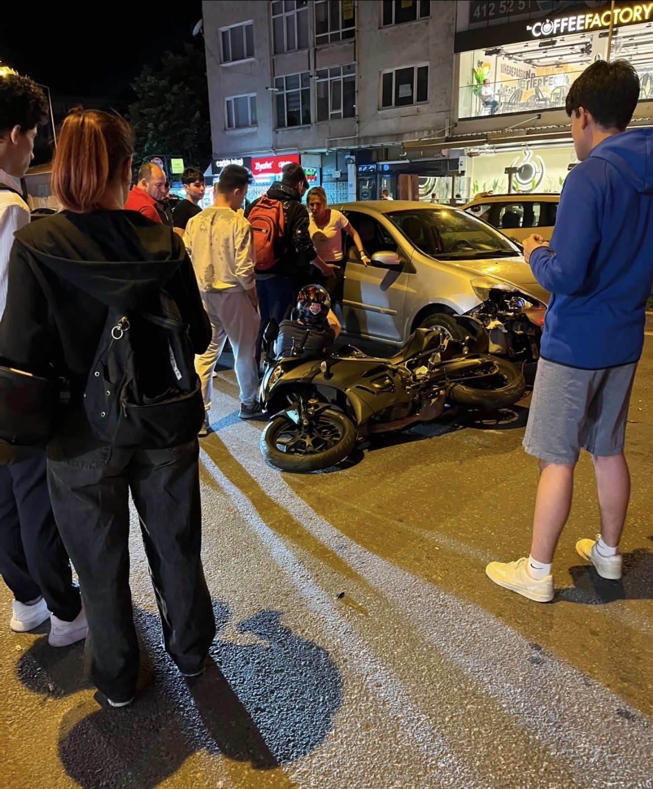 LÜLEBURGAZ’DA OTOMOBİL İLE MOTOSİKLET ÇARPIŞTI, TARAFLAR ARASINDA GERGİNLİK YAŞANDI