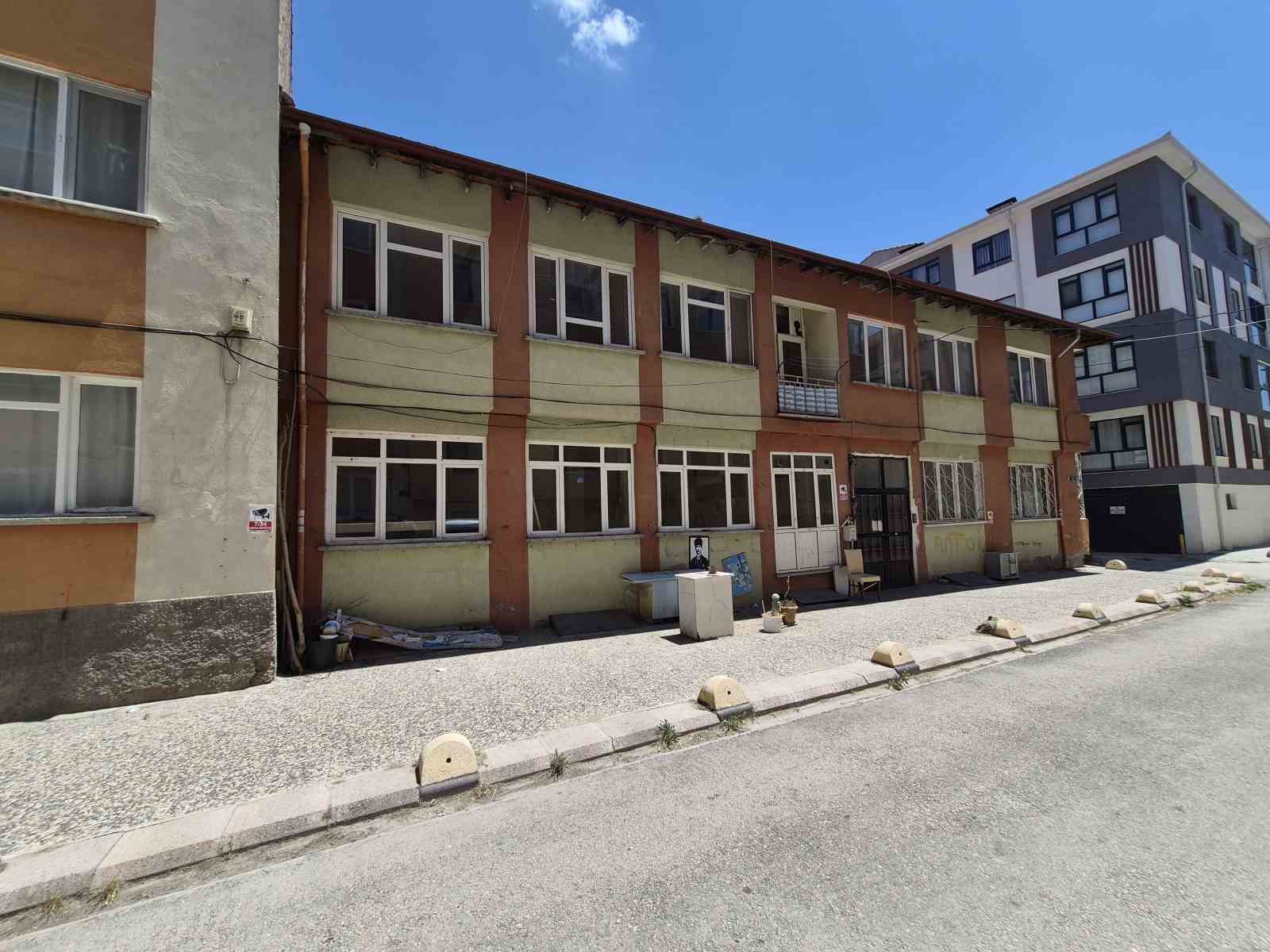 BULUNDUĞU SOKAĞA RENK KATAN ’SEVGİLİLER VE AŞIKLAR PARKI’ ARTIK YOK