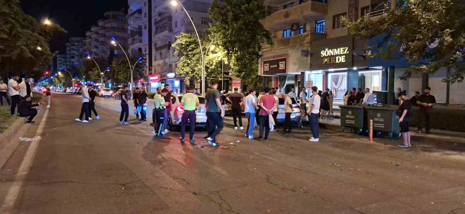 DİYARBAKIR’DA İKİ OTOMOBİL ÇARPIŞTI: 5 YARALI