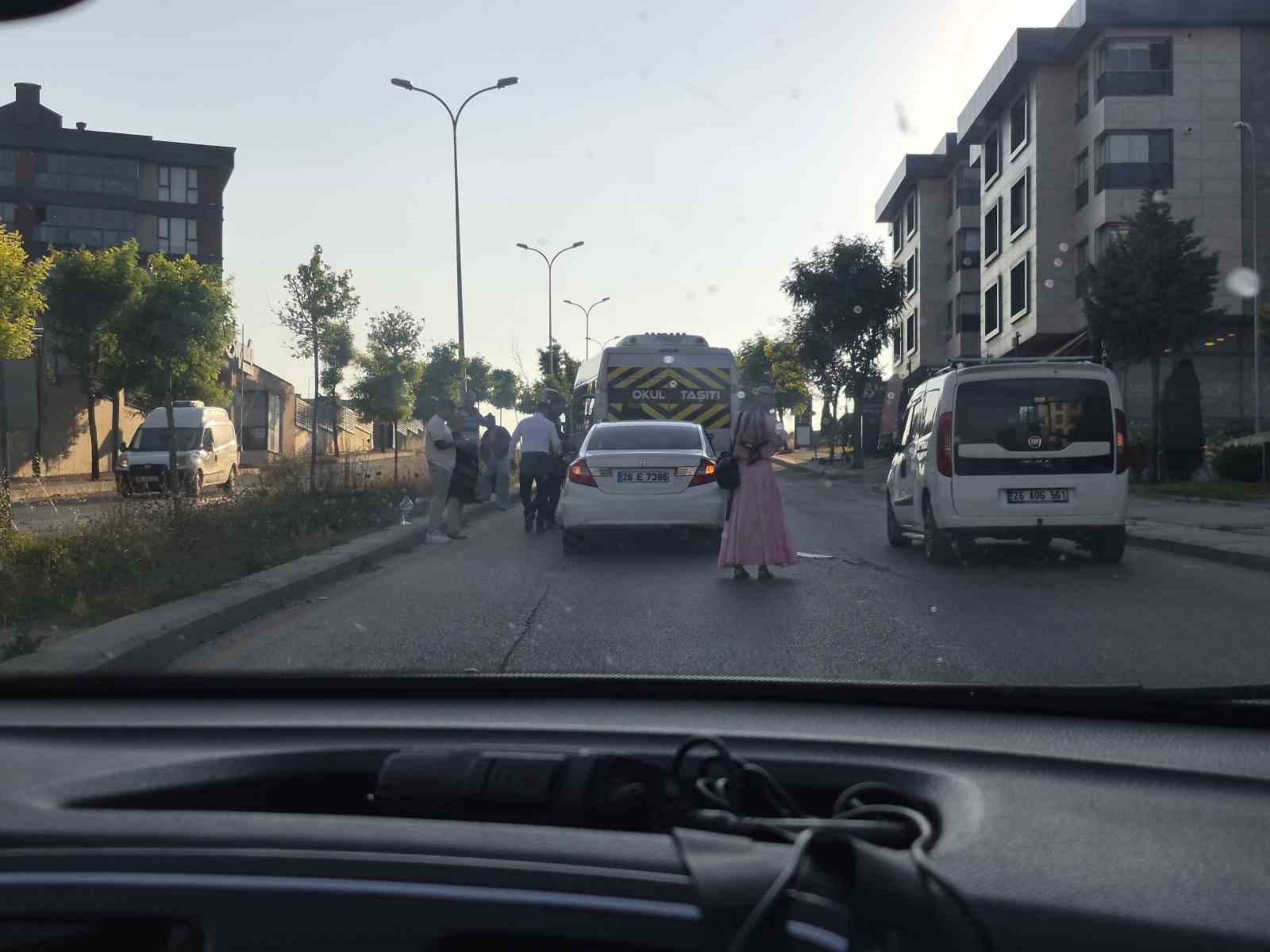 ESKİŞEHİR’DE OTOMOBİLİN SERVİSE ÇARPTIĞI KAZADA MADDİ HASAR OLUŞTU