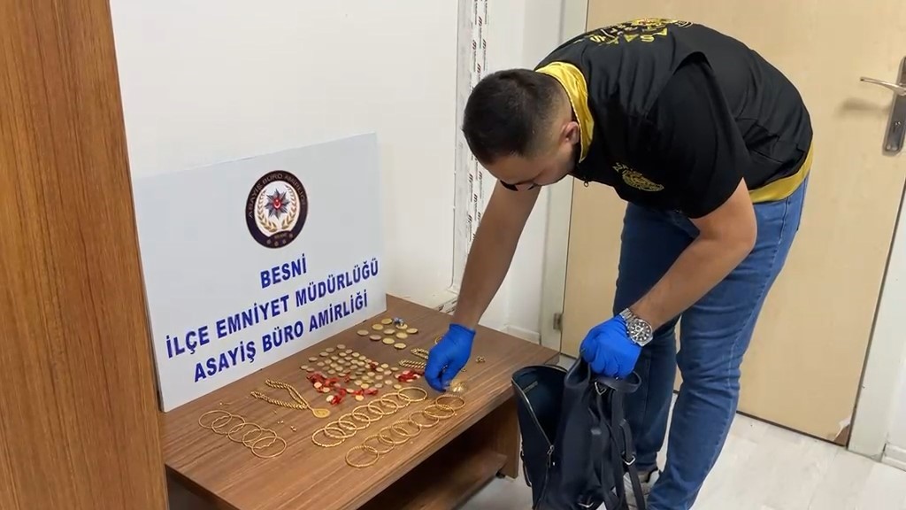 BULDUĞU 6,5 MİLYONLUK ALTIN DOLU ÇANTAYI POLİSE TESLİM ETTİ