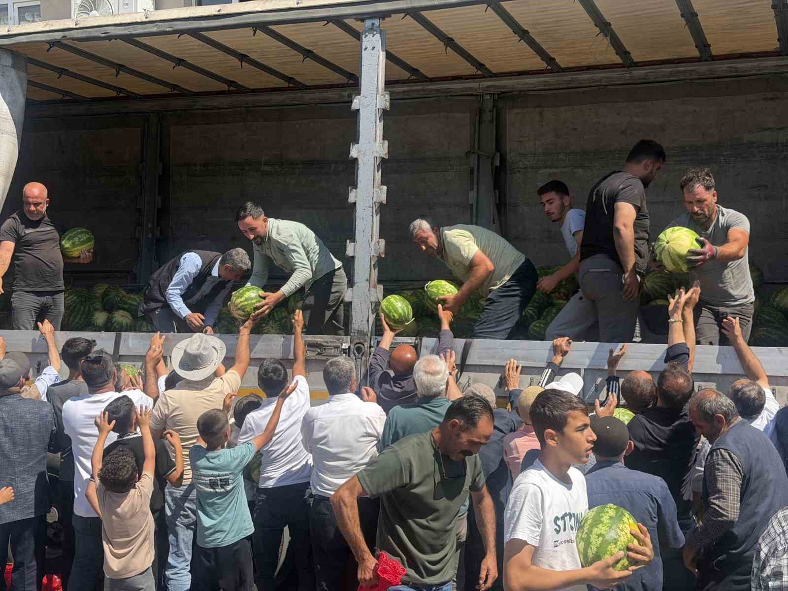 HAYIRSEVER ÇİFTÇİ 30 TON KARPUZU ÜCRETSİZ DAĞITTI