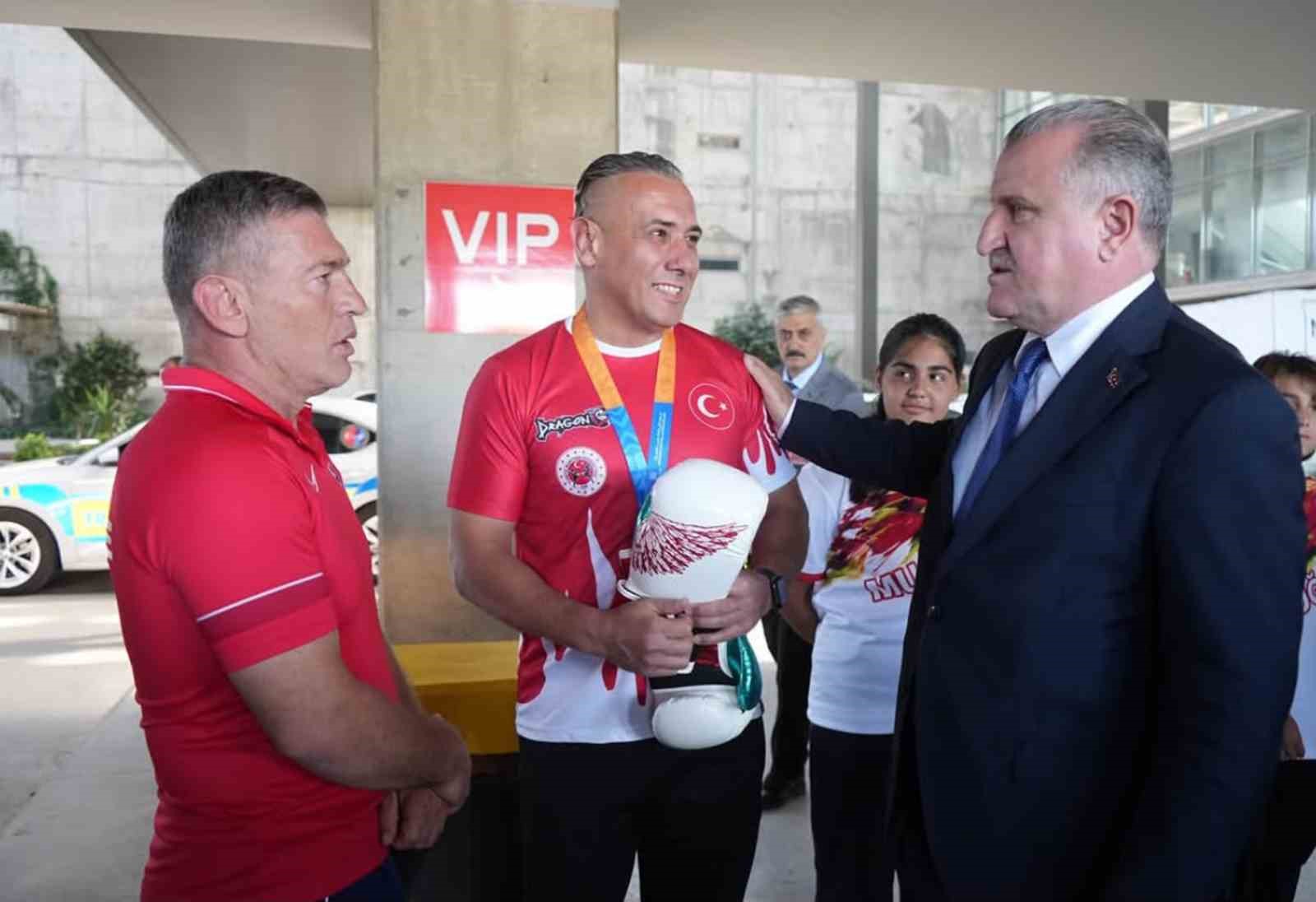 GENÇLİK VE SPOR BAKANI BAK’I MUĞLA’DA MİLLİ SPORCULAR KARŞILADI
