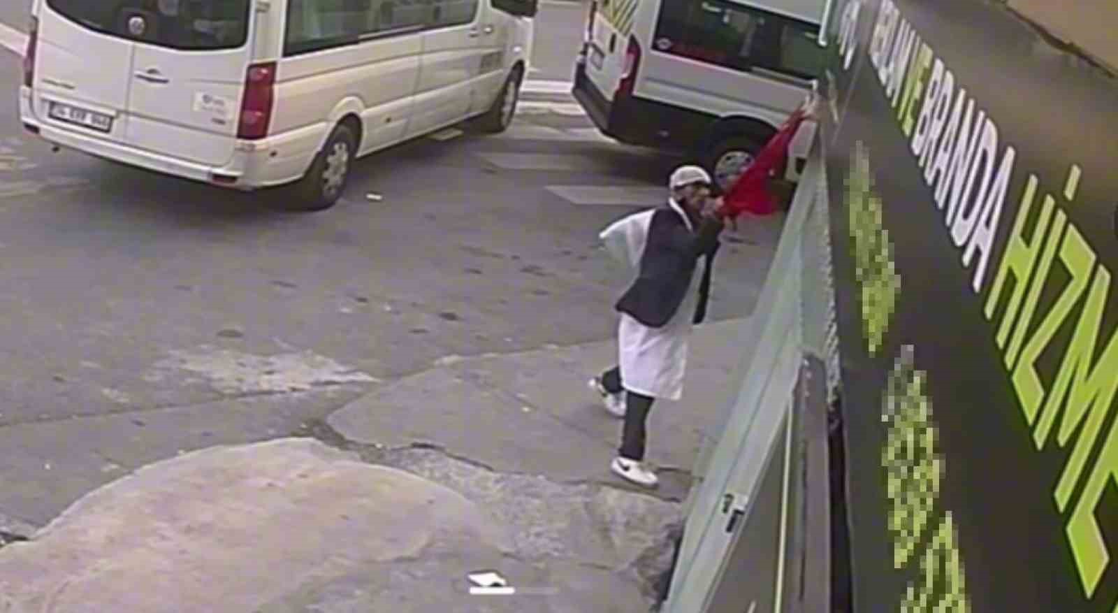 KAĞITHANE’DE TÜRK BAYRAĞINI YERE ATTI: 11 SUÇ KAYDI BULUNAN ŞÜPHELİ YAKALANDI