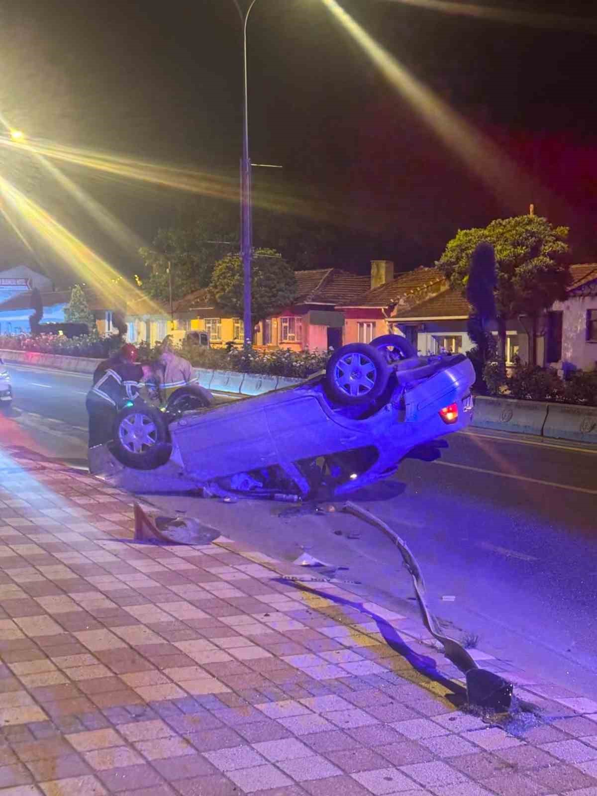 REFÜJE ÇARPAN OTOMOBİL TERS DÖNDÜ: 2 YARALI