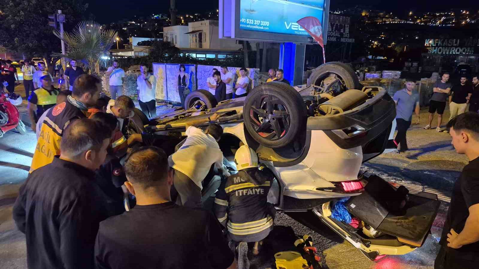 KAVŞAKTA ÇARPIŞAN OTOMOBİL DEVRİLDİ: 1 YARALI