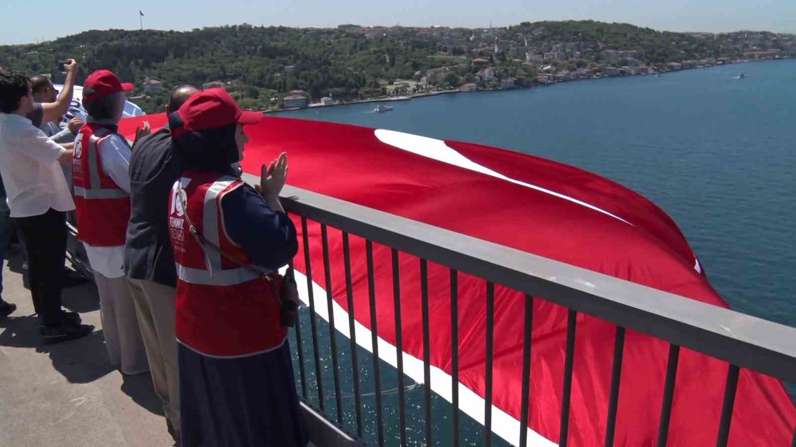 15 TEMMUZ’UN 10’UNCU YILINDA 15 TEMMUZ ŞEHİTLER KÖPRÜSÜ’NE DEV TÜRK BAYRAĞI ASILDI