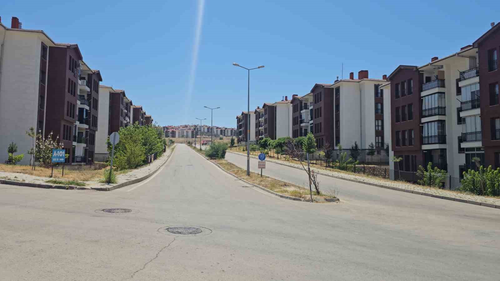ELAZIĞ’DA KAVURUCU SICAKLAR YOLLARI BOŞALTTI