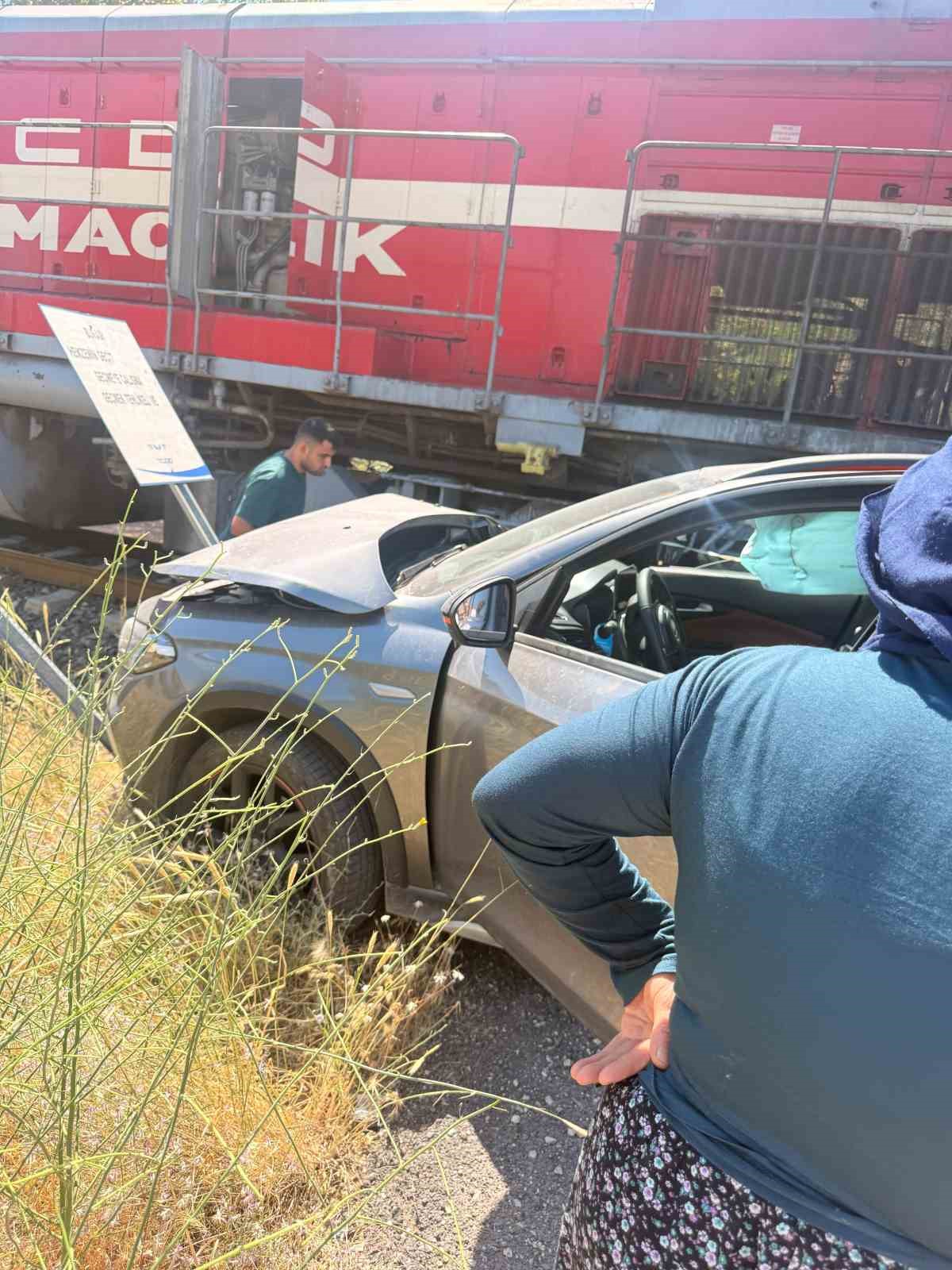 MANZARAYI ÇEKERKEN TREN KAZASINI KAYDETTİ