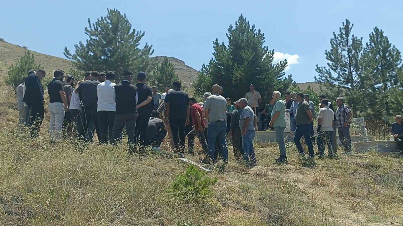 HAYATINI KAYBEDEN DOĞA FOTOĞRAFÇISI, MEMLEKETİ SİVAS’TA SON YOLCULUĞUNA UĞURLANDI