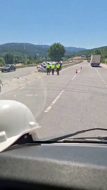 ORTA REFÜJE SAPLANAN İKİ ARAÇ BARİYERLERİN ARASINDA SIKIŞTI