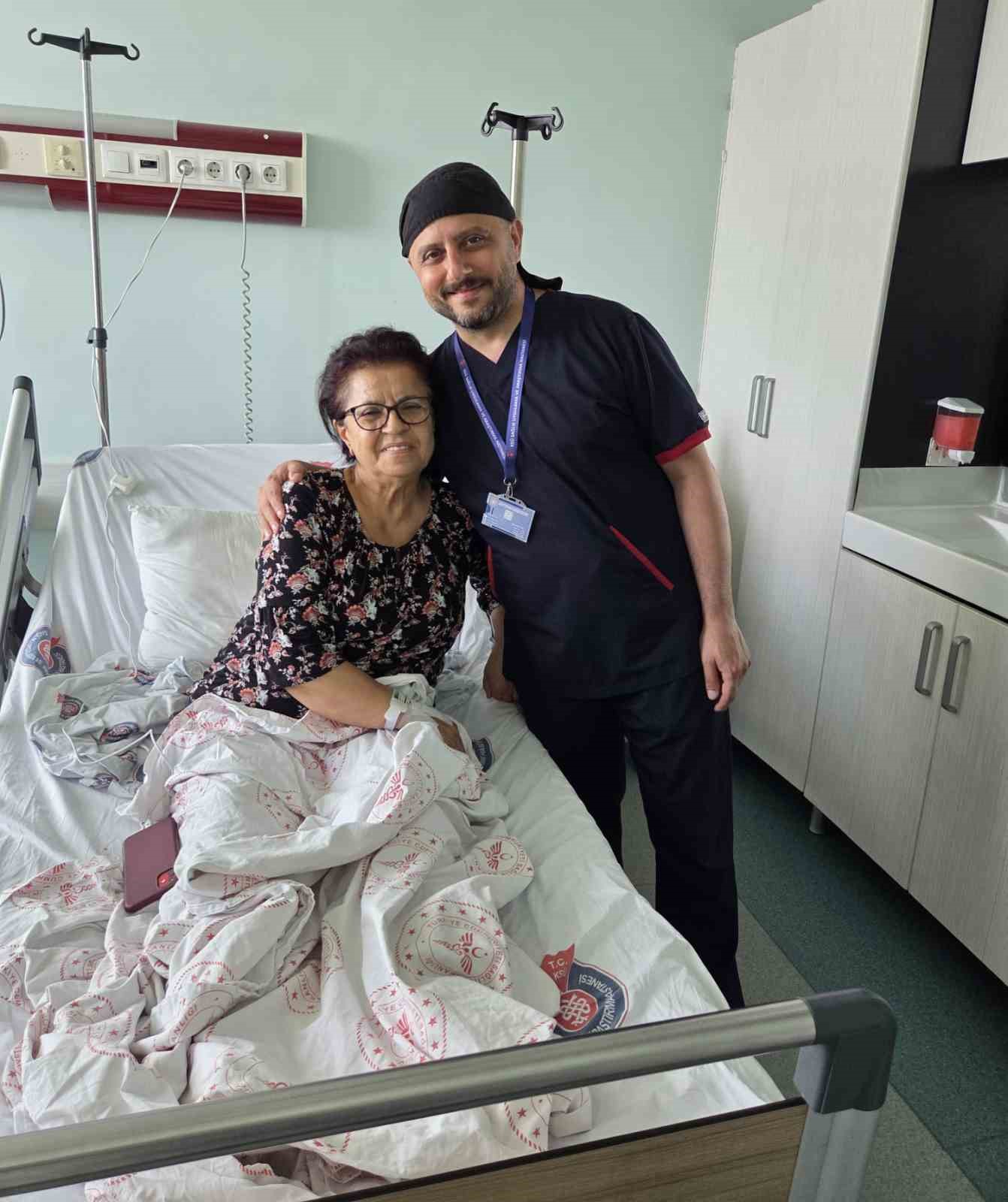ÖĞRENCİSİ PROFESÖR OLDU, 29 YIL SONRA ÖĞRETMENİNİ AMELİYAT EDEREK SAĞLIĞINA KAVUŞTURDU