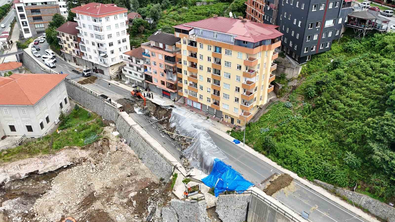 RİZE’DE ÇÖKEN YOLLA İLGİLİ TAHLİYE EDİLEN BİNA SAKİNLERİ "BİZ UYARMIŞTIK" DEDİ
