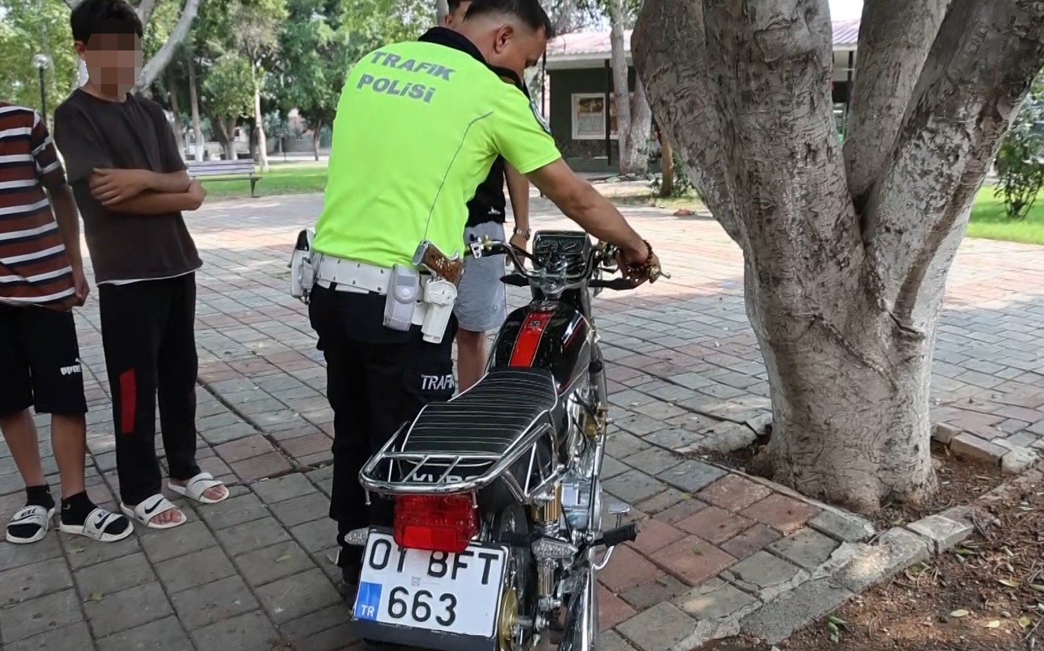 KIRMIZI IŞIKTA GEÇEN EHLİYETSİZ MOTOSİKLET SÜRÜCÜSÜNE 85 BİN TL PARA CEZASI