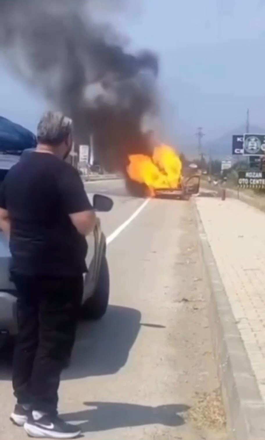 OTOMOBİL ALEVLERE TESLİM OLDU