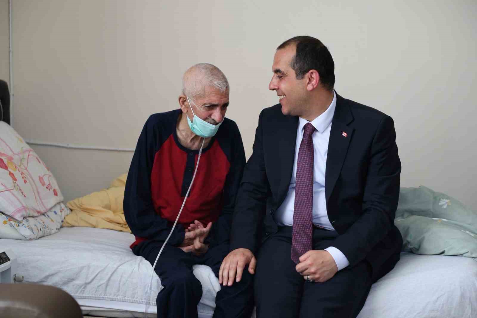 VALİ TAŞOLAR’DAN, TUZLUCA ŞEHİT VE GAZİ AİLELERİ DERNEĞİ BAŞKANI TÜRKAN’A GEÇMİŞ OLSUN ZİYARETİ