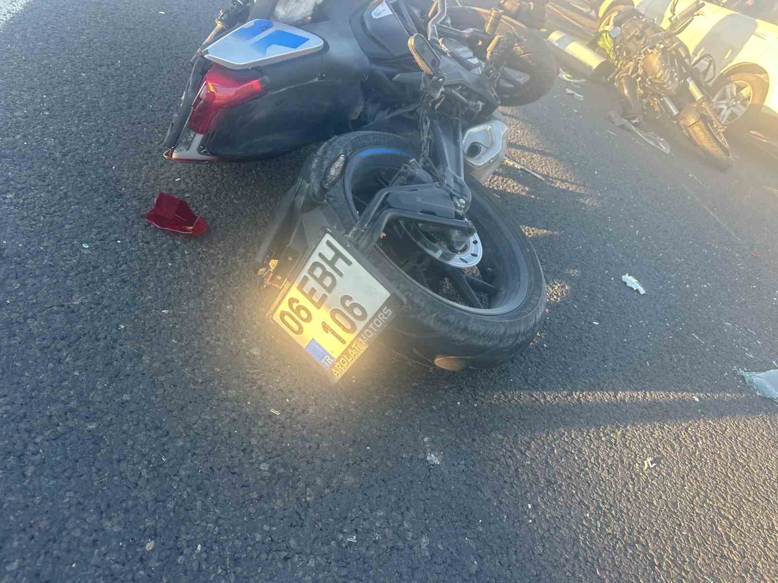 ANKARA-ESKİŞEHİR YOLUNDA İKİ MOTOSİKLET AYNI İSTİKAMETTEKİ OTOMOBİLE ÇARPTI: 2 YARALI