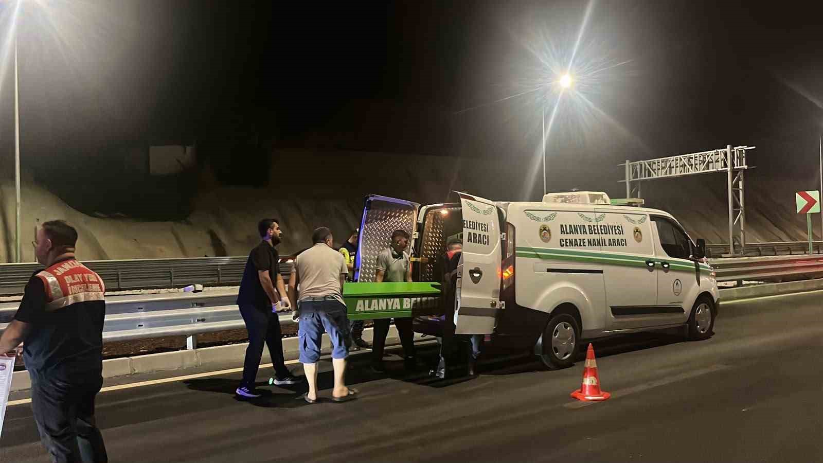 ALANYA’DA MOTOSİKLET BARİYERLERE ÇARPTI, SÜRÜCÜ HAYATINI KAYBETTİ