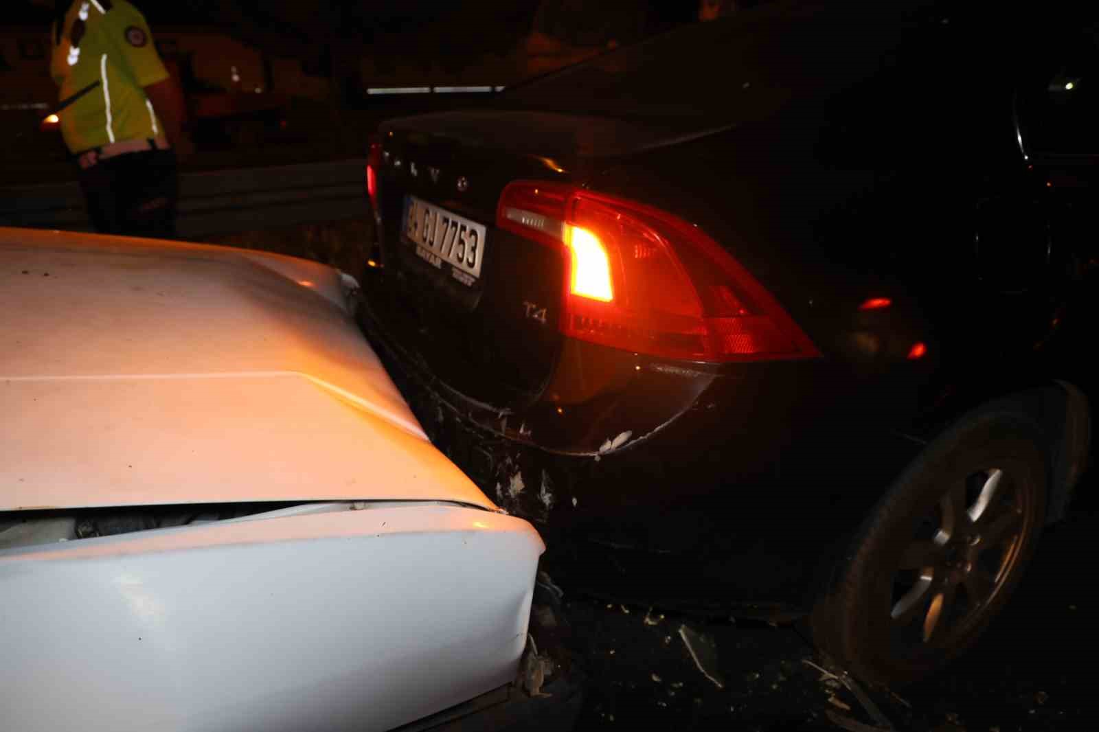 TRAFİKTE SELEKTÖRLÜ TARTIŞMA KAZAYLA BİTTİ: 2 YARALI