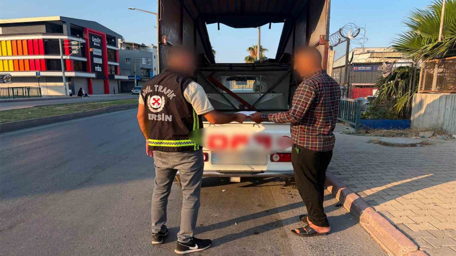 SOSYAL MEDYADAKİ GÖRÜNTÜLER İHBAR OLDU, KAMYONET SÜRÜCÜSÜNE CEZA KESİLDİ