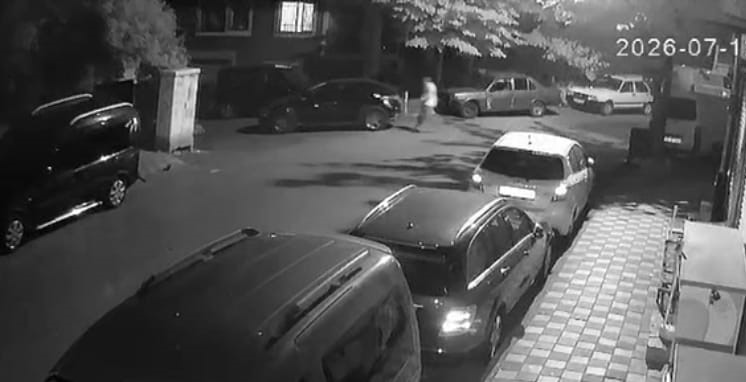 GAZİOSMANPAŞA’DA KAYAN OTOMOBİL DOĞAL GAZ KUTUSUNA ÇARPTI, TÜM BİNA TAHLİYE EDİLDİ