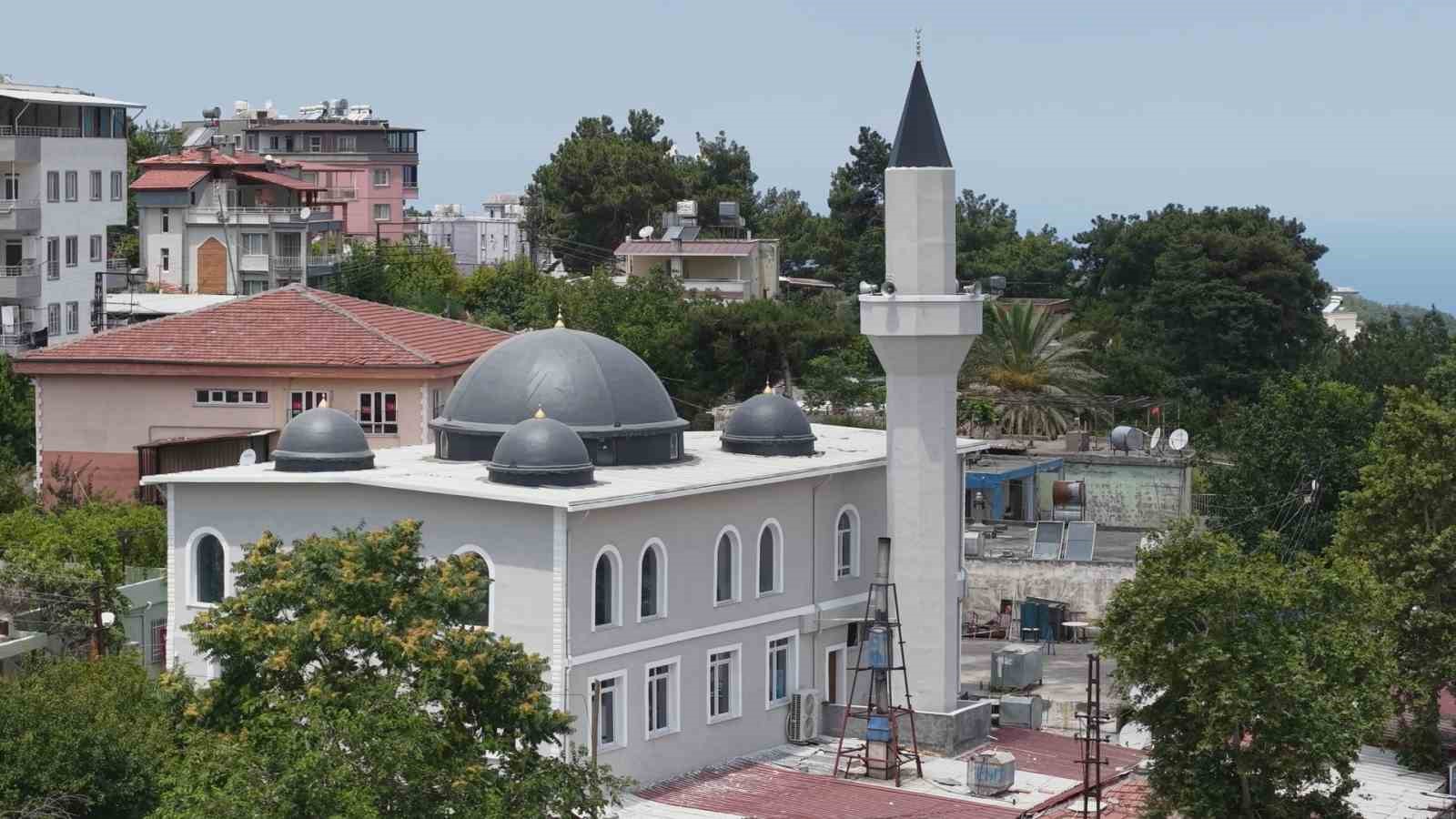 DEPREMİN ARDINDAN İNŞA EDİLEN 131. CAMİ DUALARLA İBADETE AÇILDI